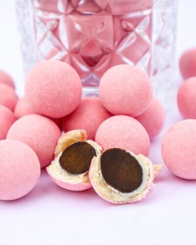 Strawberry Chocolate Liquorice Balls panda makeiset panda lakritsi laku suklaa suomalainen fresa regaliz chocolate blanco rosa pink ball