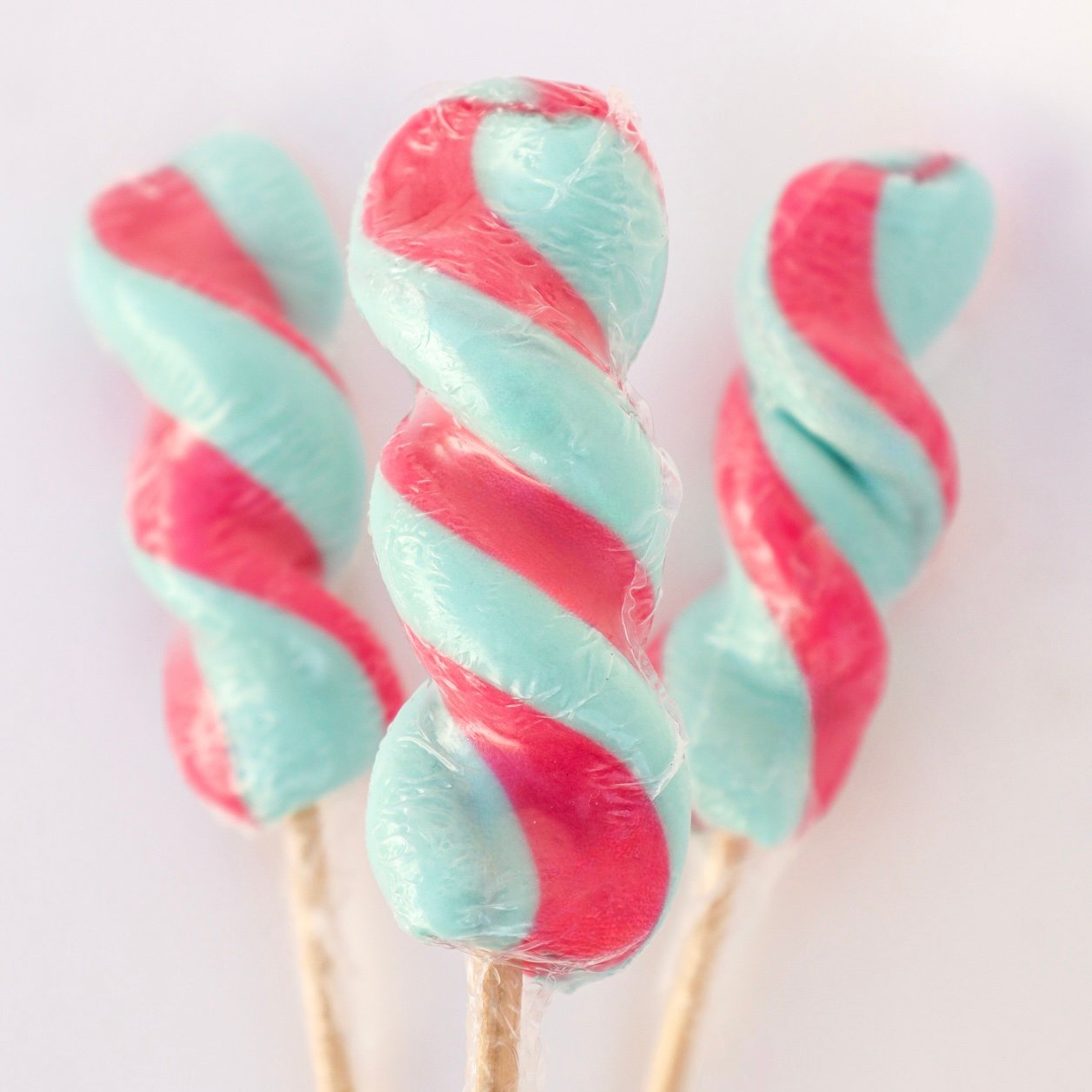 Fizzy Lollipop – A sweet piece of candy art! Godis fabrica, hand made lollipop hecho a mano craft spirulina spiral lollipop artesanal bubblegum taste dizzy blue pink lollipop