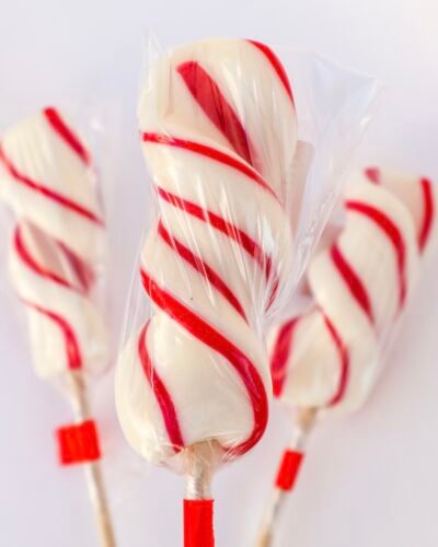 Polka Lollipop – A sweet piece of candy art! Godis fabrica, hand made lollipop hecho a mano craft spirulina spiral lollipop artesanal mint peppermint taste red and white lollipop