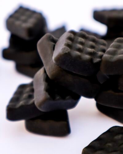 Salmiak Squares Halva Salmiakki musta black candy chuches negras negro regaliz liquorice salado Salmiak finland spain portugal