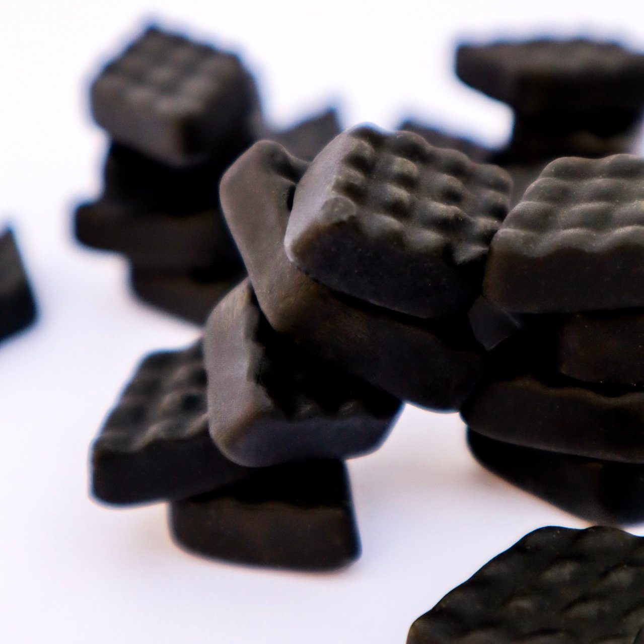 Salmiak Squares Halva Salmiakki musta black candy chuches negras negro regaliz liquorice salado Salmiak finland spain portugal