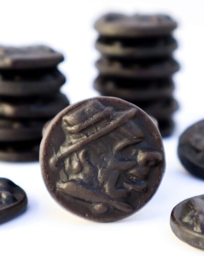 Salty Coins liquorice salmiak candy salta pengar penny penni suolainen salmiakki chuches de regaliz salado finlandés finland swedish candy money candy dinero monedas