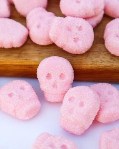 Sour Foam Strawberry Skulls mormor lisas pink candy chuches de calavera nube