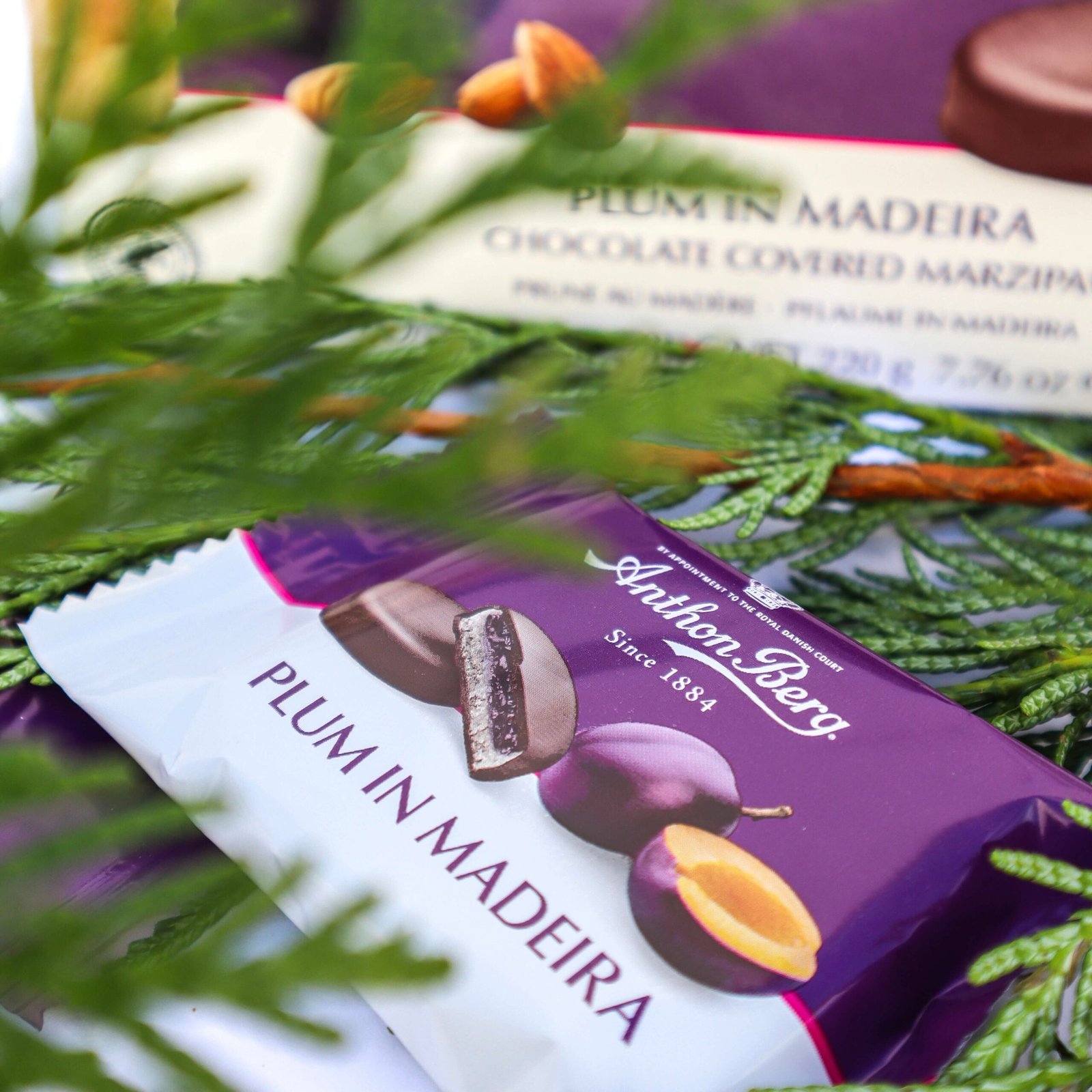 Plum Madeira Marzipan Box - Imagen 3