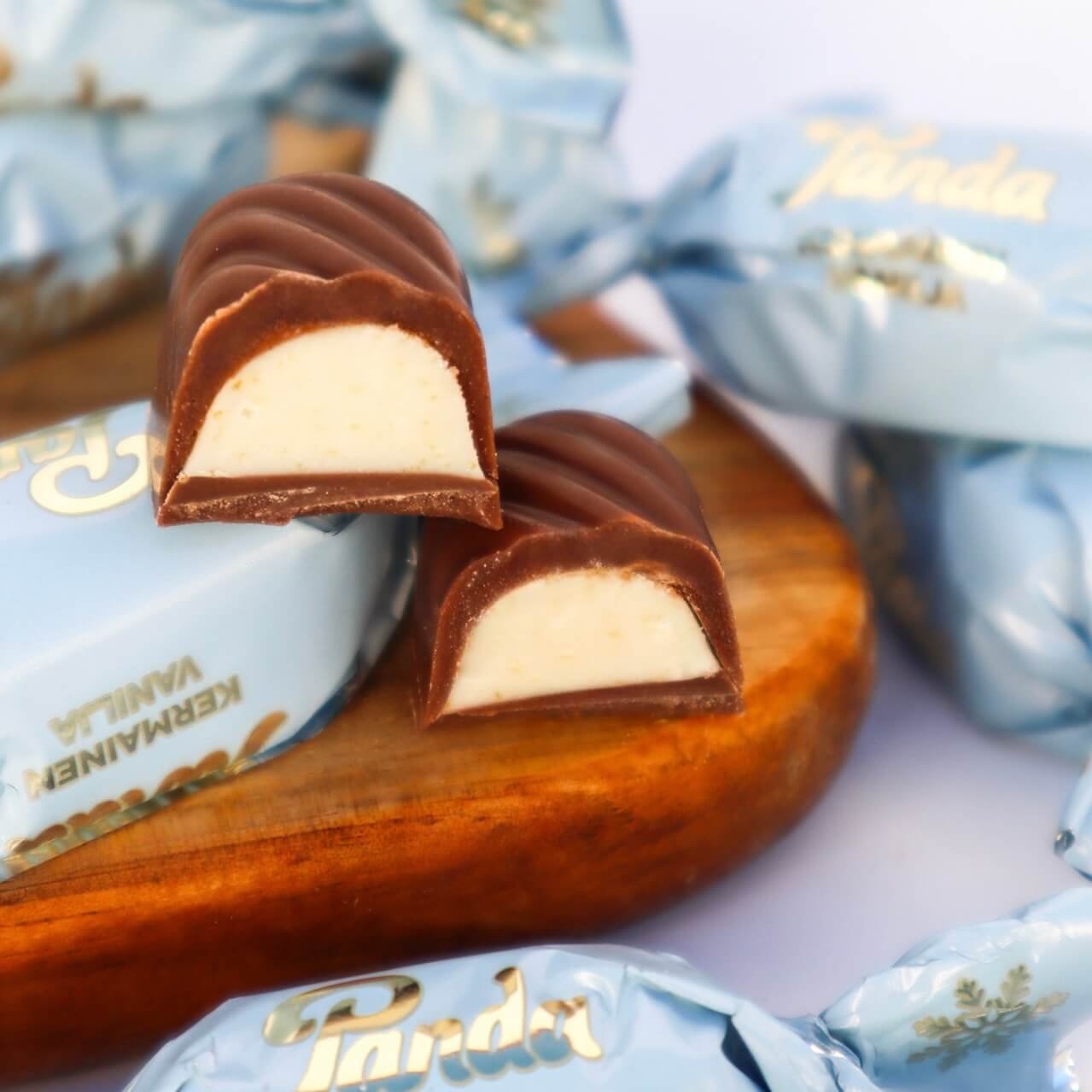 Creamy Vanilla Chocolate Pralines from Panda Christmas chocolate navidad natal Finnish chocolate Panda suomi kermainen vanilija vaniliini sabor a vanilla chocolate con leche lujo luxury limited edition