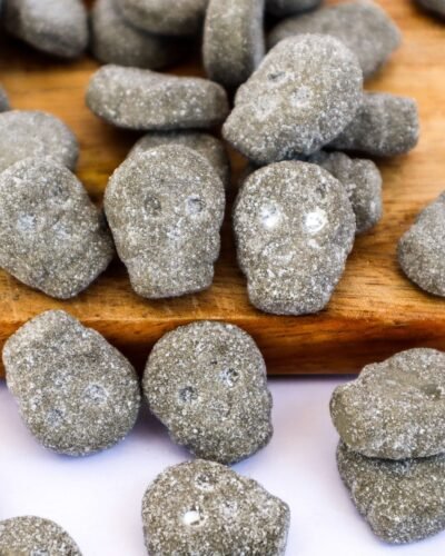 Salty Foam Liquorice Skulls mormor lisas calavera skull candy nube foamy sour candy regaliz salado salty licorice candy