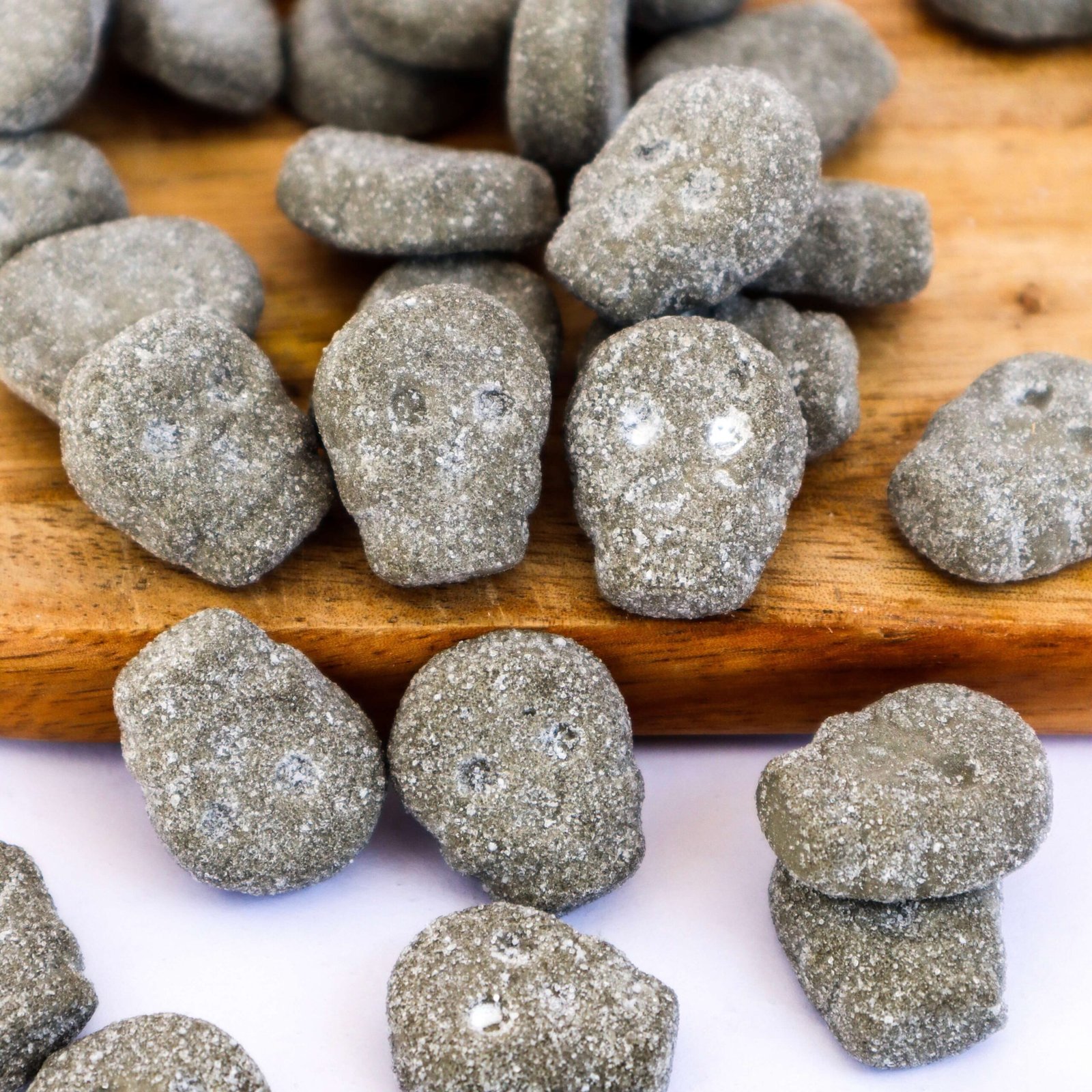 Salty Foam Liquorice Skulls mormor lisas calavera skull candy nube foamy sour candy regaliz salado salty licorice candy